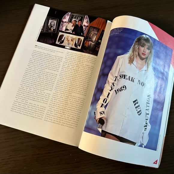 The Taylor Swift Fanbook - EXTREMELY RARE - Picture 3 of 4